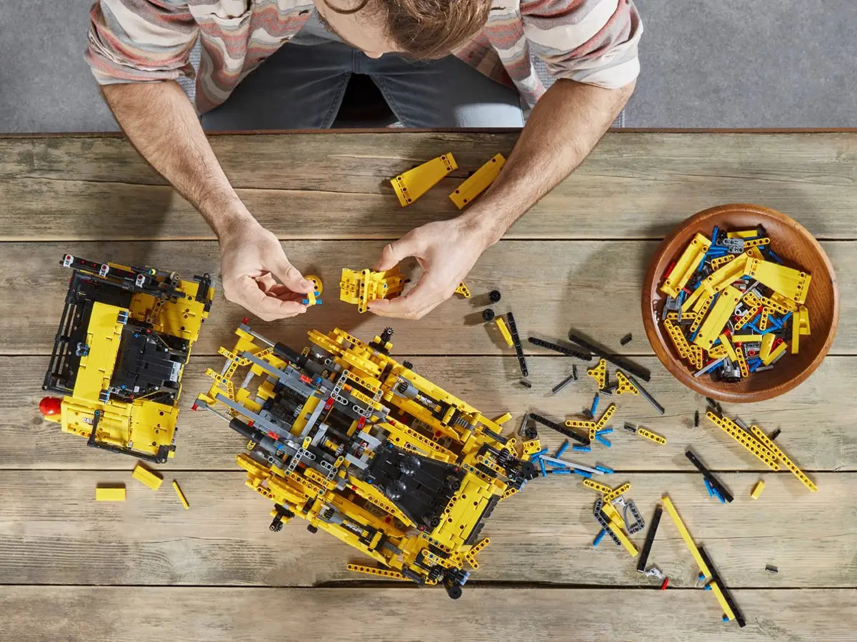 LEGO 42131 Technic App-Controlled Cat D11 Bulldozer image 8