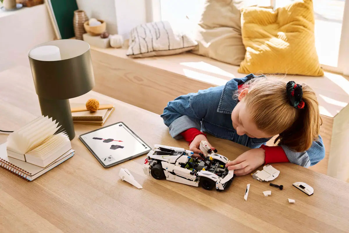 LEGO 42184 Technic Koenigsegg Jesko Absolut White Hypercar image 9