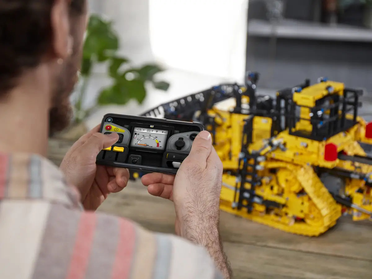 LEGO 42131 Technic App-Controlled Cat D11 Bulldozer image 11