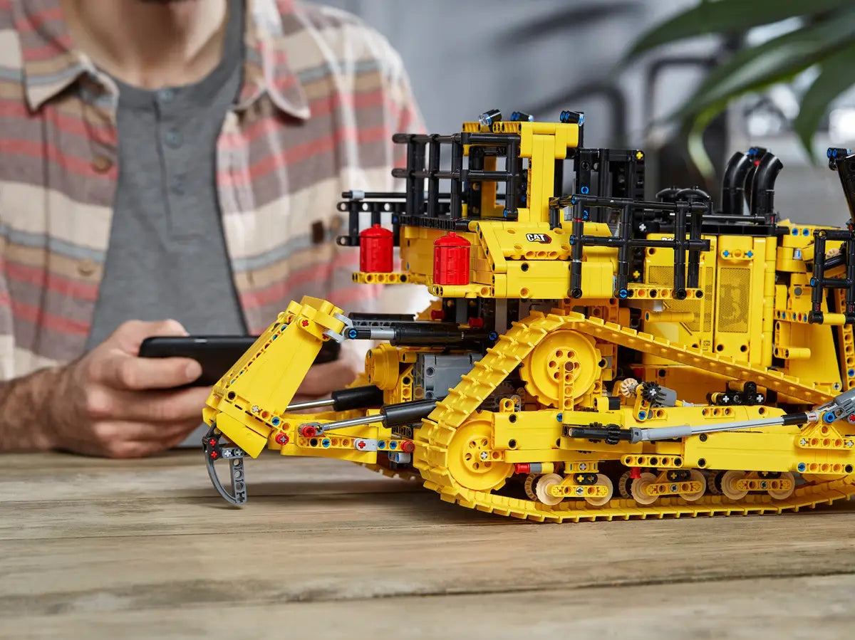 LEGO 42131 Technic App-Controlled Cat D11 Bulldozer image 9