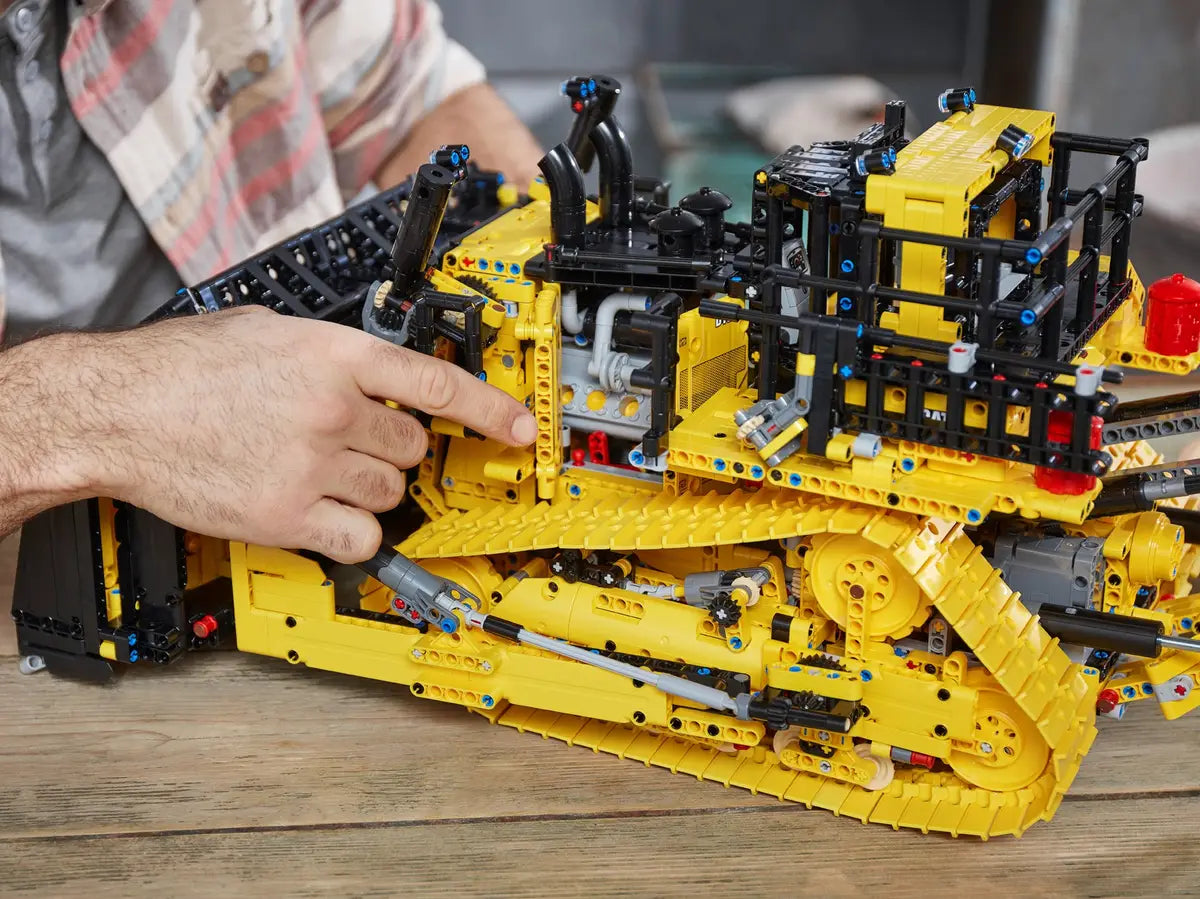 LEGO 42131 Technic App-Controlled Cat D11 Bulldozer image 10