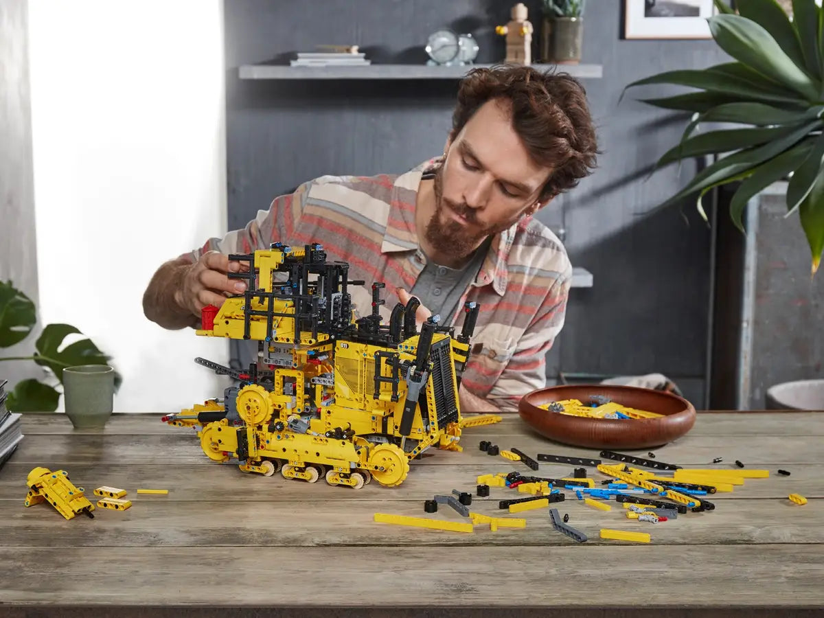 LEGO 42131 Technic App-Controlled Cat D11 Bulldozer image 7