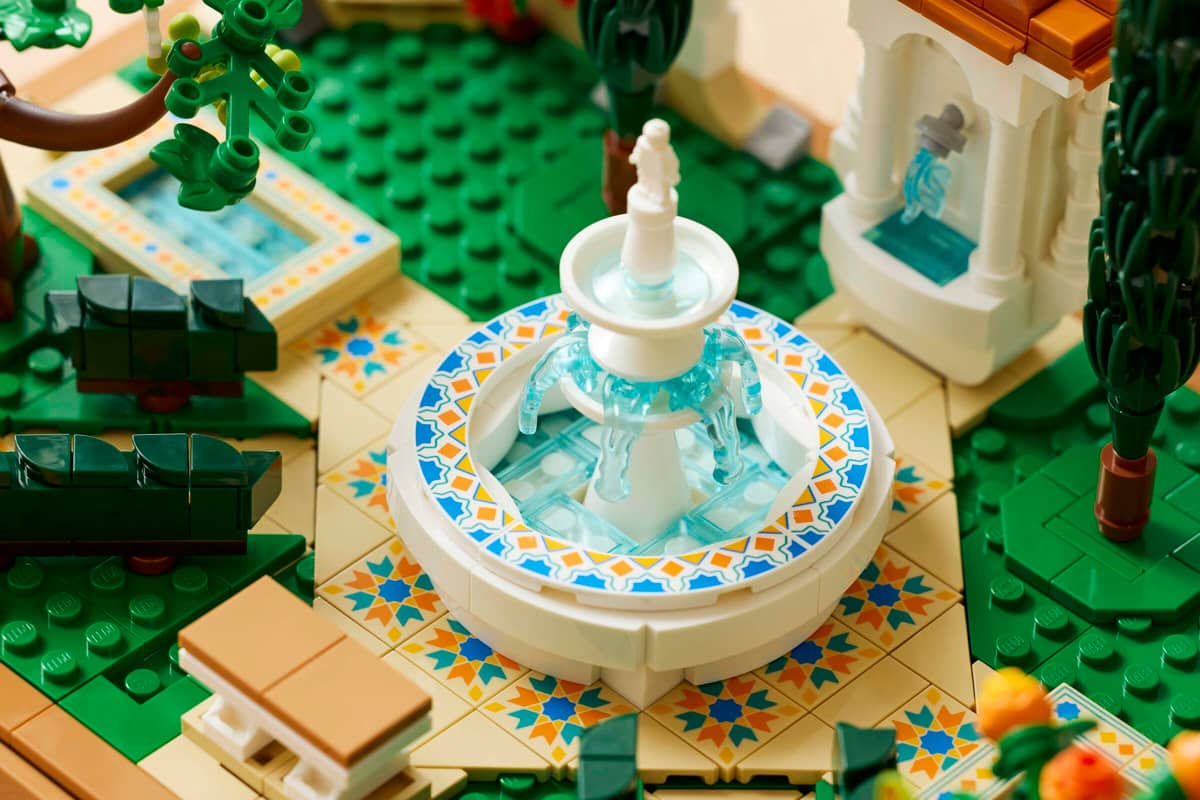 LEGO 10359 Icons Fountain Garden image 5