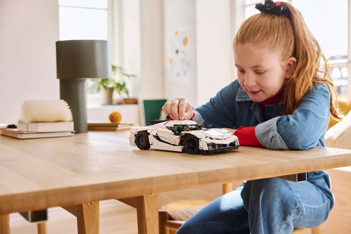 LEGO 42184 Technic Koenigsegg Jesko Absolut White Hypercar image 8